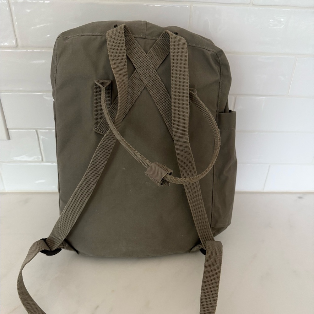 Fjallraven Kånken Gray Backpack - Picture 5 of 5